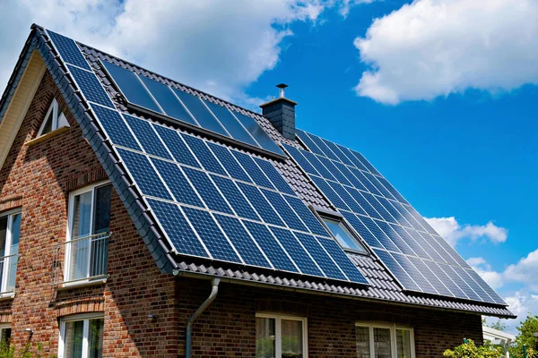 德国屋顶上有太阳能电池板的房子 图库图片