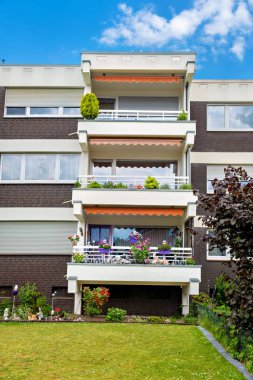 Almanya 'da balkonları ve balkonları olan bir apartman dairesi..