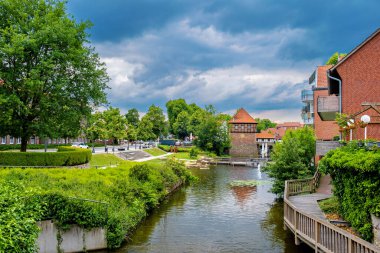 Almanya, Ludinghausen, 2022 civarı. Nehir yemyeşil parktan akıyor..