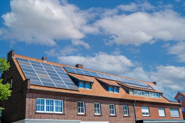 Almanya 'da çatıda güneş paneli olan bir ev..