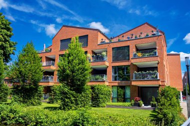 Almanya 'da balkonlarda balkonları ve loggiaları olan çok ailelik tuğla bir ev..