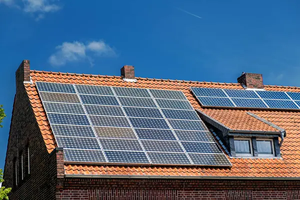 Casa Com Painel Solar Telhado Alemanha — Fotografia de Stock