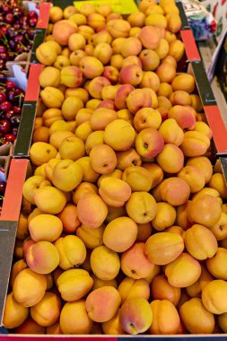 Pazarda satılık şeftali ve kiraz gösterimi.