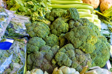 Sarımsak yığınının üstünde duran brokoli yığını..