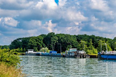 Büyük mavi beyaz tekne küçük teknenin yanındaki rıhtıma yanaştı..