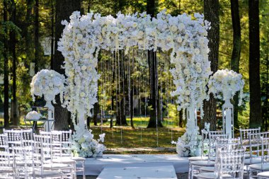 Düğün hazırlıkları beyaz çiçekler ve koridorda beyaz bir örtü ile yapılır..