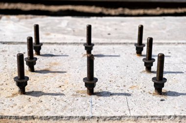 Genellikle somun ve cıvata montajı için kullanılan vidalardan oluşan bir kolleksiyon.