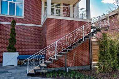 Bu bir binaya çıkan merdiven görüntüsü.