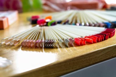 Bu resim ahşap bir yüzeye yerleştirilmiş bir saç tokası koleksiyonunu gösterir.