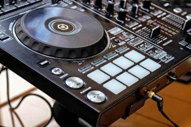 Bu DJ mikserinin bir görüntüsü. DJ 'ler tarafından müzik parçalarını karıştırmak ve düzenlemek için kullanılır.