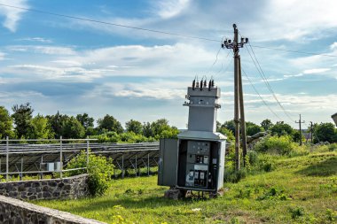 Bu görüntü kırsal ya da yarı kırsal alanda bir elektrik santralini gösteriyor