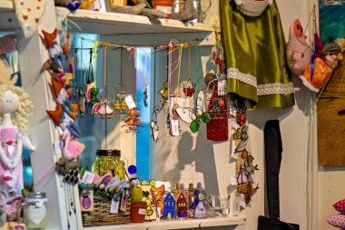 Bu resim, muhtemelen el yapımı eşyalar veya el yapımı ürünler satan bir mağazadan alınma bir koleksiyonu gösteriyor.