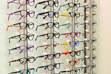 Bu resim bir mağazada gözlük görüntüsünü gösterir