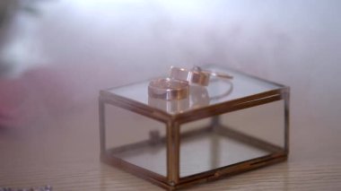 Gökyüzündeki bir ayın siyah beyaz fotoğrafı.