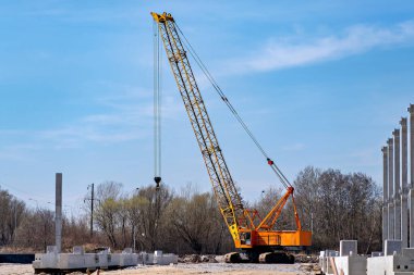 Bu bir inşaat alanındaki büyük sarı bir vincin görüntüsü.