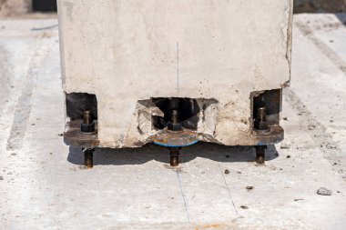 Görünür yıpranma ve hasar izleri olan beton bir yapıya yakın çekim.