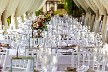 Bu resim, resmi bir etkinlik veya kutlama için güzel bir yemek masası gösterir.