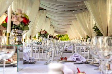 Bu resim güzel bir ziyafet salonu ya da resepsiyon alanını gösteriyor.