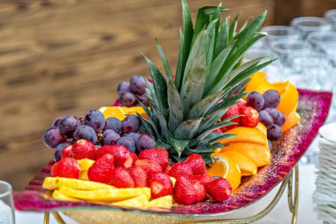 Bu renkli bir meyve tabağının görüntüsü.