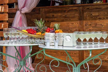 Bu resim sosyal bir toplantı ya da etkinlik için kurulmuş bir masayı gösterir