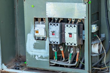 Bu resim çeşitli bileşenleri olan bir elektrik panelini gösterir