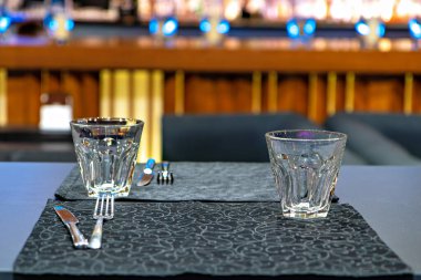 Her biri temiz bir sıvı içeren iki bardaklı bir masa. Muhtemelen su ya da temiz bir ruh içeriyor.