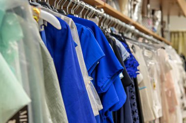 Bu resim özellikle çubuğa asılmış bir elbise askısını gösteriyor.