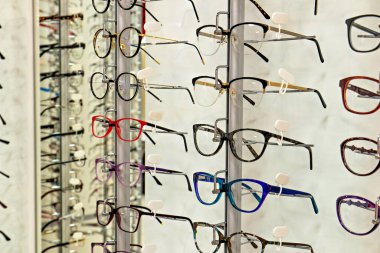 Bu resim bir mağazada gözlük görüntüsünü gösterir