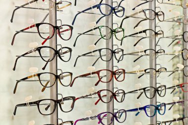 Bu resim bir mağazada gözlük görüntüsünü gösterir