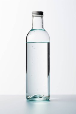 bir şişe su beyaz zemin üzerine