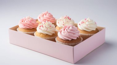 Kremalı ve şekerli bir kutu kek.