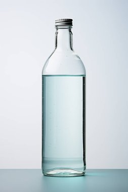 bir şişe su beyaz zemin üzerine