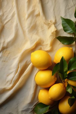 Taze limonlu kompozisyon ve keten arka planda yeşil yapraklar.