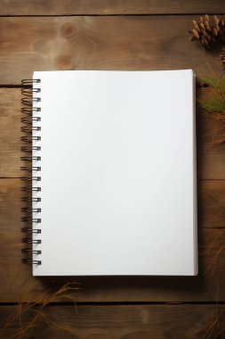 Tahta masanın üzerinde boş bir defter sayfası