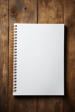 Tahta masanın üzerinde boş bir defter sayfası