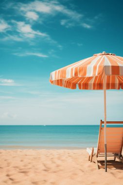 Sahilde şemsiyeli boş bir güneş yatağı