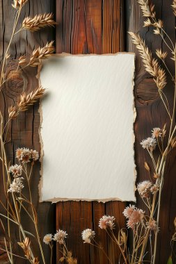 Tahta yüzeyde beyaz çiçekli beyaz bir kart.