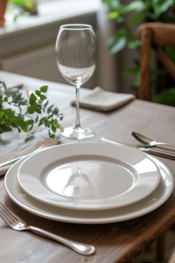 Lokantada tabak ve çatal bıçakla servis yapmak.