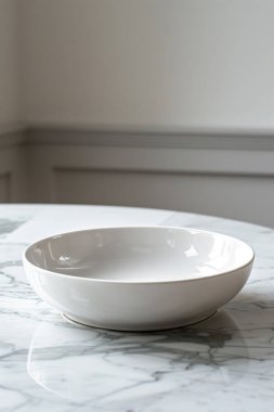 Beyaz arka plan üzerinde boş beyaz seramik kase