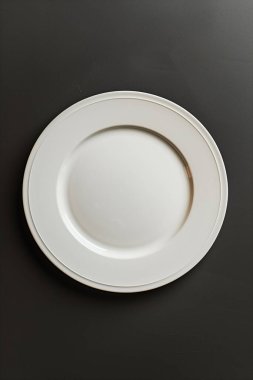 izole siyah arka plan üzerine beyaz boş levha.