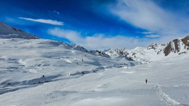 Karlı dağlarda yürüyen dağcı
