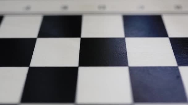 Шахматная Доска Сочетанием Белых Черных Деревянных Шахматных Фигур Вид Сверху — стоковое видео