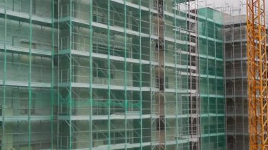 Yüksek vinç inşaat alanında çalışıyor..