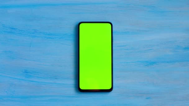 Smartphone Met Groen Scherm Blauwe Achtergrond — Stockvideo