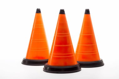 Beyaz arkaplanda trafik konileri izole edildi..