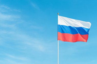 Rus Bayrağı Bulutlu Mavi Gökyüzüne Karşı Dalgalanıyor