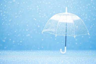 Açık Mavi Arkaplanda Yağmur Damlalarında Şeffaf Şemsiye