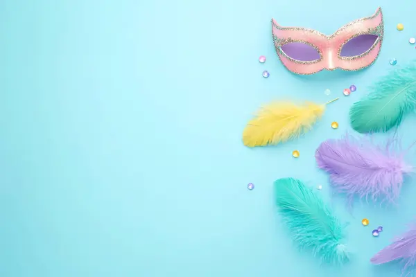 Açık Mavi Arkaplanda Tüyleri ve Sırları Olan Renkli Karnaval Maskesi
