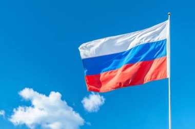 Rus Bayrağı Bulutlu Mavi Gökyüzüne Karşı Dalgalanıyor