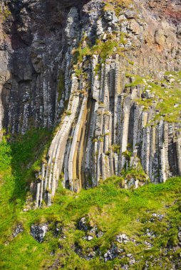 Dalgalar, Kuzey İrlanda 'nın kayalık sahillerinde, Giants Geçidi' nde, büyüleyici, altıgen kaya oluşumuna çarpıyor..
